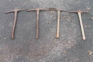 lot 167 image: TOTAL OF 4 PICKAXE