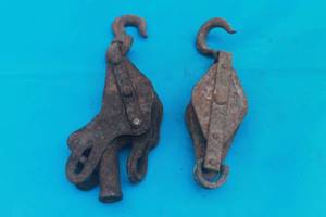 lot 171 image: TOTAL OF 2 VINTAGE PULLEYS