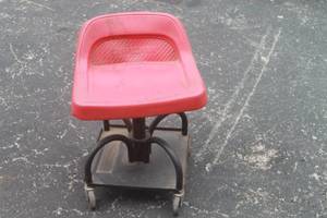 lot 173 image: CRAFTSMAN  LEATHER PADDED ADJUSTABLE MECHANIC CREEPER SEAT