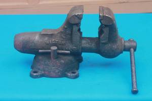 lot 176 image: VINTAGE WILTON 1010 BULLET MACHINIST SWIVEL BASE BENCH VISE