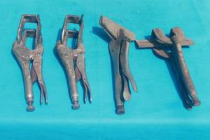 lot 213 image: TOTAL OF 4 ASSORTED LOCKING VISE GRIP PLIERS