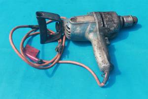 lot 218 image: BLACK & DECKER HEAVY DUTY ELECTRIC DRILL 87348-01