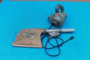 lot 224 image: VINTAGE SINGER HAND VACUUM H-9 WITH SHAKE BAG TESTED AND WORKS