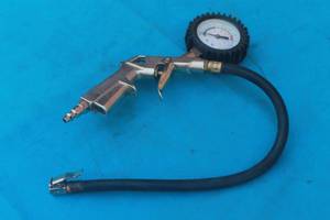 lot 249 image: TIRE INFLATOR GUN WITH PRESSURE GAUGE