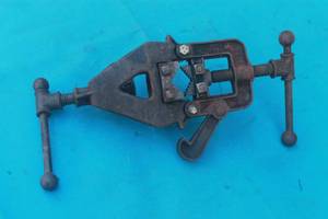 lot 251 image: VINTAGE REED mfg COMPANY No 900 PIPE VISE CLAMP