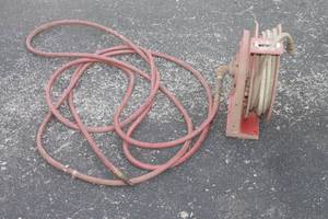 lot 252 image: RED AIR HOSE WITH GATES CHARTER REEL