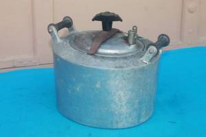 lot 267 image: VINTAGE MINITMAID PRESSURE COOKER