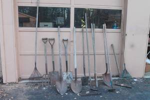lot 269 image: TOTAL OF 14 ASSORTED LAWN TOOLS  SEE PICS