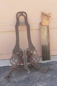 lot 310 image: VINTAGE CAST IRON MITER BOX PICTURE FRAME MOLDING TOOL AND SAW