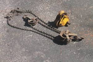 lot 315 image: BUDGIT HOIST TROLLEY M-104C  WITH MANUAL DOUBLE HOOK 1000LBS MAX EACH HOIST CHAIN LIFT