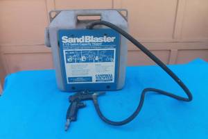 lot 318 image: SANDBLASTER 2.5 GAL CAP HOPPER AND SRAYER