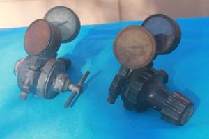 lot 274 image: TOTAL OF 2 VINTAGE AIRCO REGULATORS