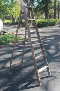 lot 279 image: 6FT WOOD LADDER