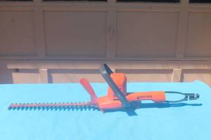lot 297 image: BLACK AND DECKER 16 CUT ELECTRIC HEDGER