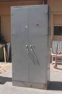 lot 303 image: METAL 2 DOOR CABINET