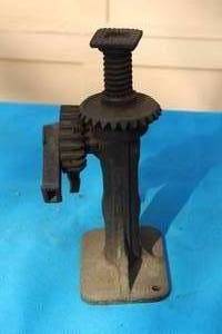 lot 325 image: VINTAGE CAST IRON PAWL AND COG B553 RAILROAD JACK