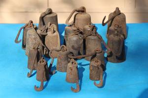 lot 327 image: LOT OF 19 VINTAGE CAST IRON HANGING SCALE WEIGHTS ASSTORTED SIZES WORKS WITH LOT #36