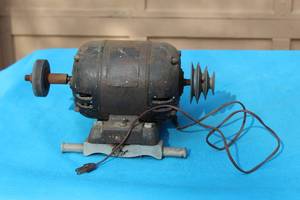 lot 328 image: CRAFTSMAN ELECTRIC CAPACITOR  MOTOR DUAL SHAFT TESTED AND WORKS