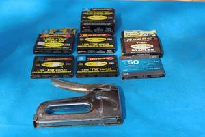 lot 331 image: HEAVY DUTY HAND STAPLE GUN WITH 7 OXES OF ARROW T-50 STAPLES