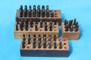 lot 339 image: LOT OF VINTAGE MACHINSIT STEEL LETTERNUMBER DIESSTAMPS ASSORTED SIZES