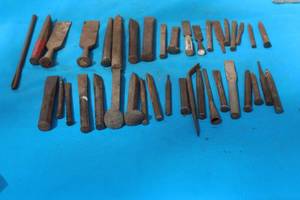 lot 402 image: GENEROUS AMOUNT OF CHISELS