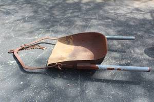 lot 409 image: ANTIQUE 1800S  HORSE DRAWN SLIP SCOOPSCRAPER