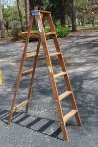 lot 420 image: 5FT WOOD LADDER