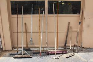lot 421 image: 12 LAWN TOOLS SEE PICS
