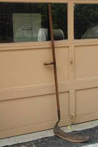 lot 422 image: VINTAGE ANTIQUE SCYTHE HAY SICKLE