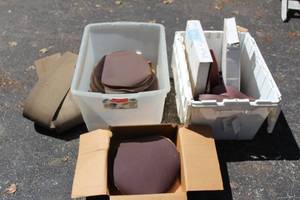lot 432 image: GENEROUS AMOUNT OF ASSORTED SAND PAPER SEE PICS
