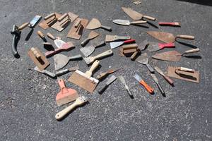 lot 435 image: LOT OF PAINTING SCRAPPERS AND MASONRY TROWELS