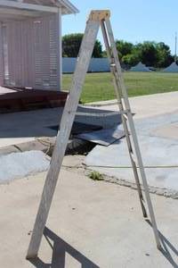 lot 5 image: WERNER ALUMINUM STEP LADDER 69H