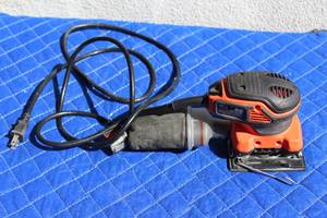 lot 11 image: BLACK & DECKER BDEQS300 TYPE 1 ,14 SHEET SANDER