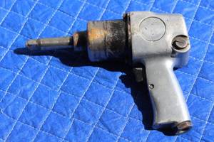 lot 12 image: PNEUMATIC AIR IMPACT WRENCH
