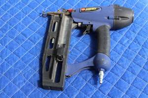 lot 15 image: CAMPBELL HAUSFELD CHN20103 , 2 12 FINISH NAILER