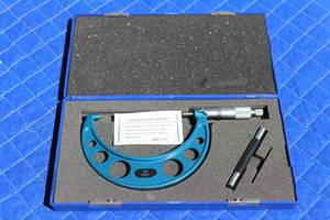 lot 21 image: H&H INDUSTRIAL PRODUCT 4-5 OUTSIDE MICROMETER , WITH CARRY CASE