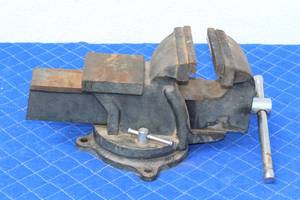 lot 32 image: BESSEY  VISE WITH SWIVEL BASE