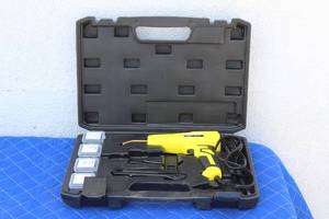 lot 39 image: PLASTIC WELDING GUN X002X753AL WITH GENEROUS AMOUNT OF ASSORTED STAPLES & CARRY CASE  SEE PICS