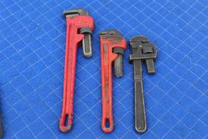 lot 42 image: TOTAL OF 3 HEAVY DUTY PIPE WRENCHES  14 & 18