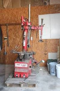 lot 101 image: COATS  RIM CLAMP TIRE CHANGER 7060EX FREE FORKLIFT ASSIST FROM 1 TO 4PM FOR LOADING ON TO OPEN BED TRUCK OR TRAILER