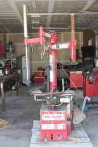 lot 102 image: COATS  RIM CLAMP TIRE CHANGER 7060EX&nbsp&nbspFREE FORKLIFT ASSIST FROM 1 TO 4PM FOR LOADING ON TO OPEN BED TRUCK OR TRAILER