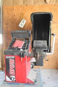 lot 106 image: HUNTER GSP9700 TIRE WHEEL BALANCER&nbsp&nbspFREE FORKLIFT ASSIST FROM 1 TO 4PM FOR LOADING ON TO OPEN BED TRUCK OR TRAILER