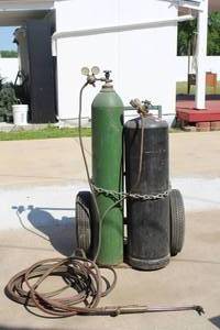 lot 47 image: OXYGEN & ACETYLENE PORTABLE WELDING TORC KIT, ( VICTOR TORCH 24 HOSE ,  WITH CART BOTH TANK NEARLY FULL