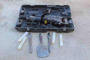 lot 54 image: TR INDUSTRIAL DEMOLITION JACK HAMMER TR89105 WITH 3- HEAVY DUTY ATTATCHEMENTS BITS