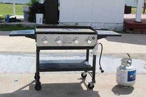 lot 73 image: 4- BURNER FLAT TOP GAS GRILL ,GR2298901-MM-02, WITH PROPANE TANK 34 FULL