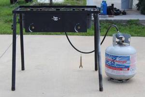 lot 74 image: 2- BURNER PROPANE OUTDOOR STOVE WITH PROPANE TANK ( EMPTY)