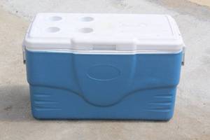 lot 83 image: COLEMAN ICE CHEST WITH HANDLES ,28L