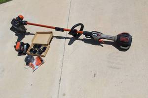 lot 89 image: BLACK & DECKER TYPE 1 ,60V TRIMMER WITH BATTERY,CHARGER ,SPOOLS