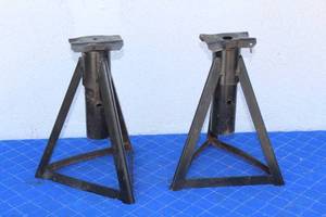 lot 100 image: SET OF JACK STANDS