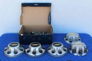 lot 112 image: 5 CHEVY SILVERADO CENTER CAP WITH BOLTS AND BOLT COVERS